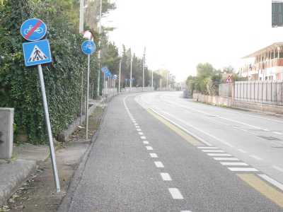 Su tutta la pista ciclabile ci sono cartelli e pali spostati a causa delle macchine che ci sono finiti contro